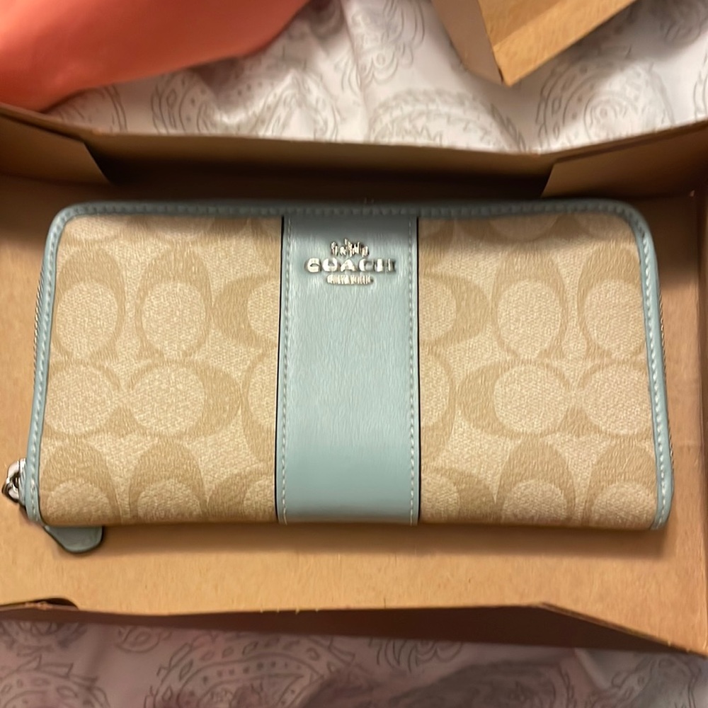 🌿🌸Authentic Coach Blue and Tan Wallet 🌸🌿